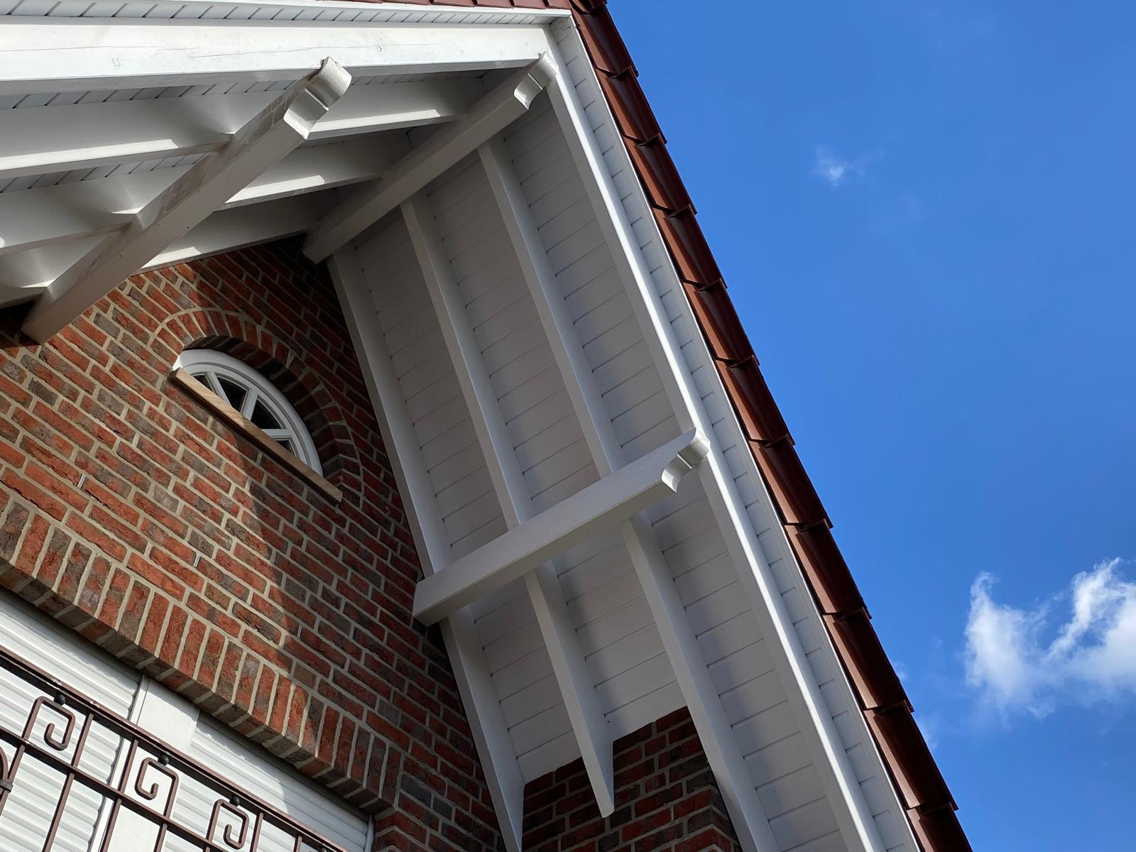 S&auml;uberung von wei�en Dach&uuml;berst&auml;nden f&uuml;r ein gepflegtes Gesamtbild.